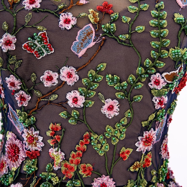 ręcznie haftowane kwiaty na tkaninie